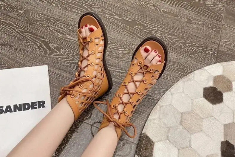 Harga Sepatu Musim Panas Datar Berongga Kulit Coklat Krem Hitam Sepatu Bot Pergelangan Kaki Berenda Ujung Terbuka Sepatu Bot Sandal Pendek Gaya Roma Ritsleting Belakang