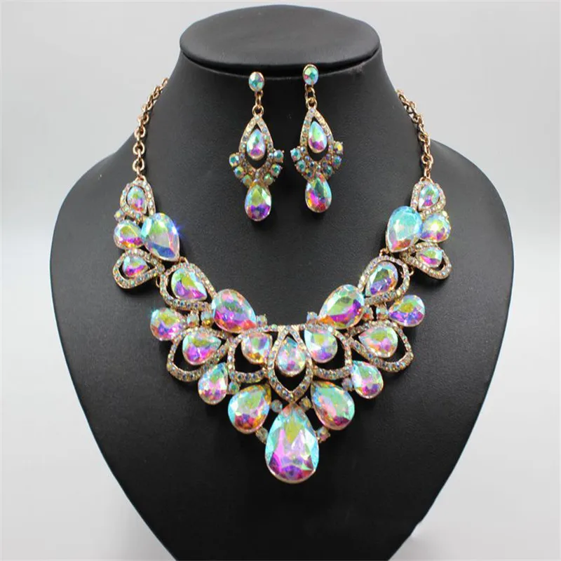 Женский ювелирный комплект из колье и серёг золотистого цвета|Ювелирные наборы