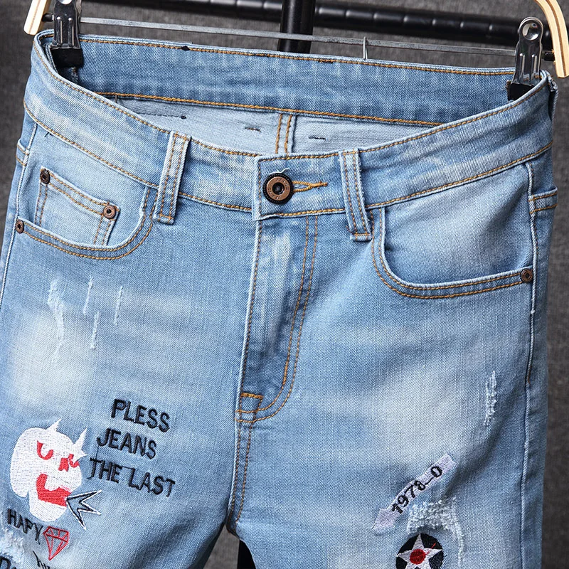 Мужские джинсы в стиле панк светильник-голубые рваные с надписью и граффити