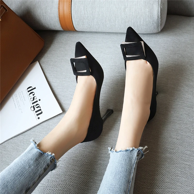 Женские туфли лодочки FEDONAS с острым носком металлическим украшением и стразами