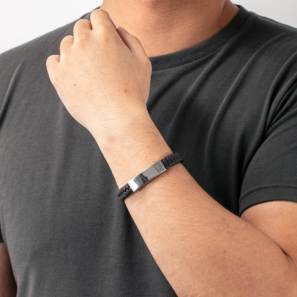 Персонализированное выгравированное название черный кожаный плетеный браслет с