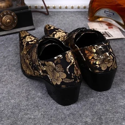 Мужские модельные туфли с острым носком и кружевом золотистого цвета мужские