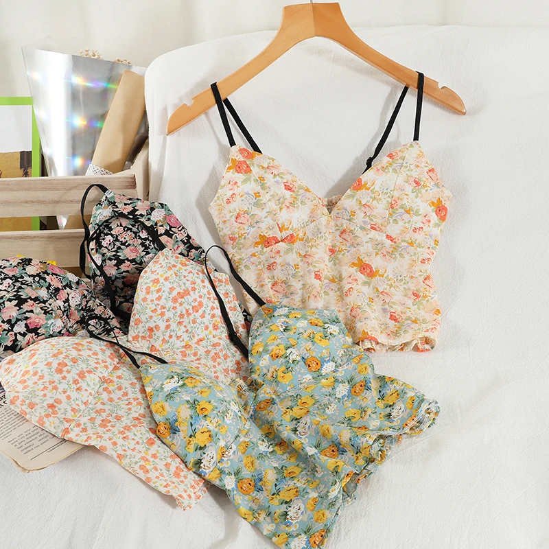

OUMEA Women Sexy Camis Crop Tops Ditsy Floral Backless Tops With Inner Bra Pads With Adjustable Elastic Strap Smocking Back Tops