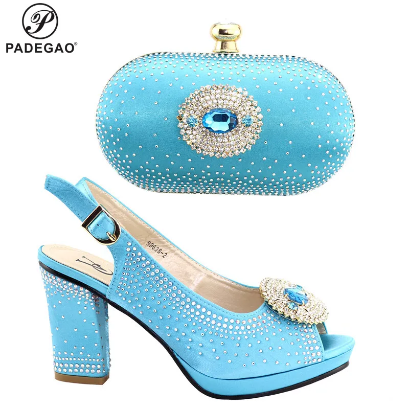 Модные женские босоножки и сумка небесно голубого цвета подходящие к