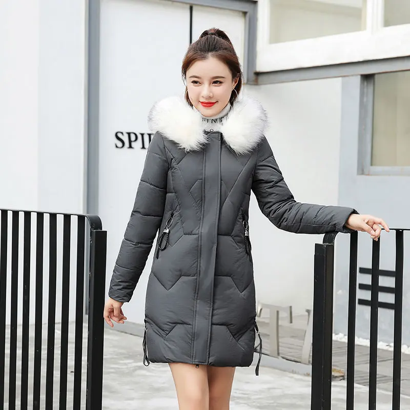 Зимний пуховик с капюшоном и меховым воротником больших размеров длинный