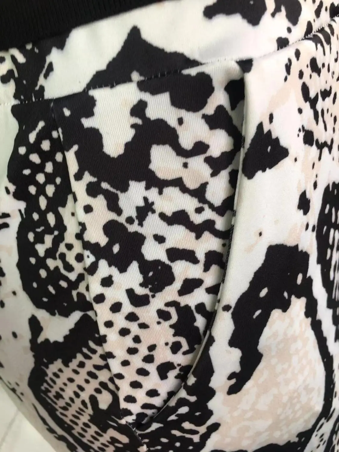 Женский короткий костюм из двух предметов с принтом змеиной кожи|Спортивные