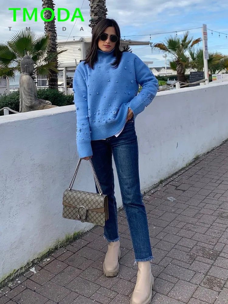 Женская трикотажная водолазка с длинным рукавом и помпоном | одежда