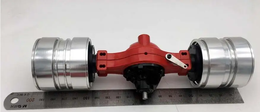 Бульдозер поперечного мостового погрузчика после торможения военного зажимного