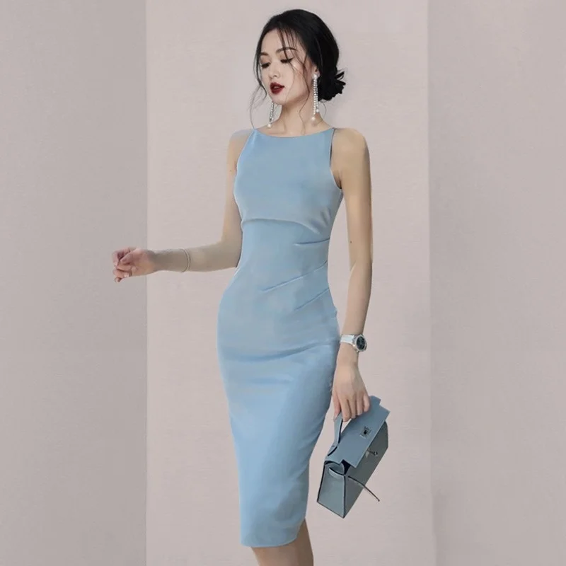 

Женское платье на бретельках средней длины, во французском стиле