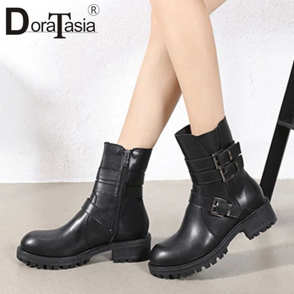 

Брендовые новые женские ботильоны DORATASIA на массивном каблуке осень 2020 лаконичные ботинки на молнии с пряжкой женская обувь на платформе с к...