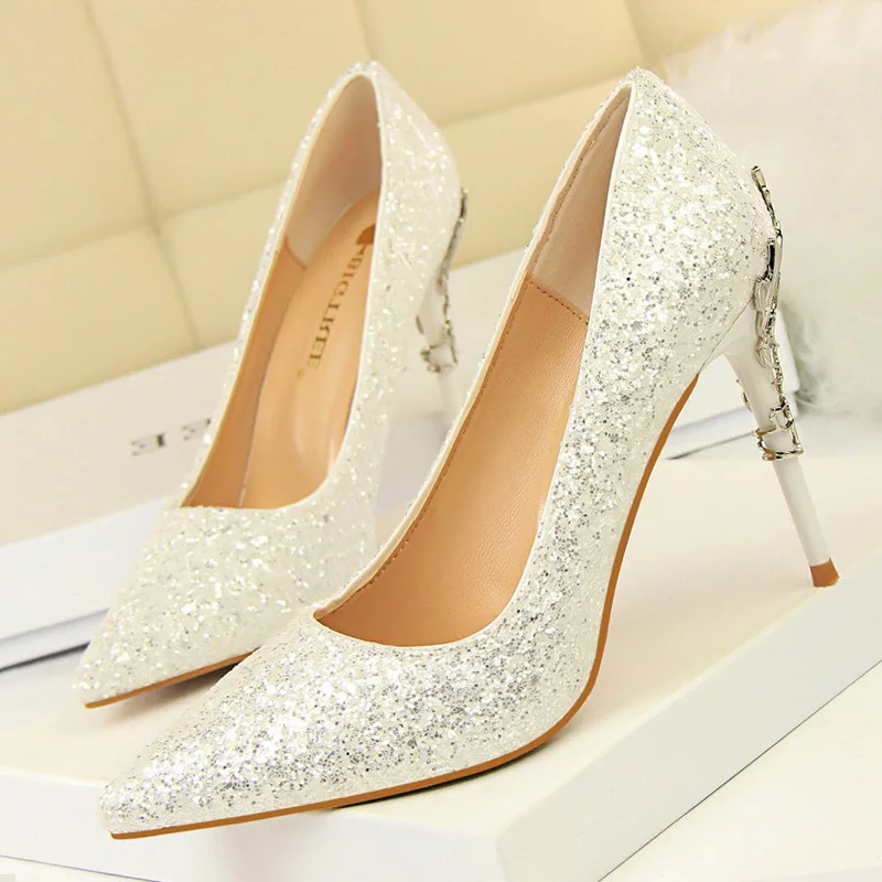 Весенние женские туфли-лодочки на каблуке Туфли металлическом с резным узором