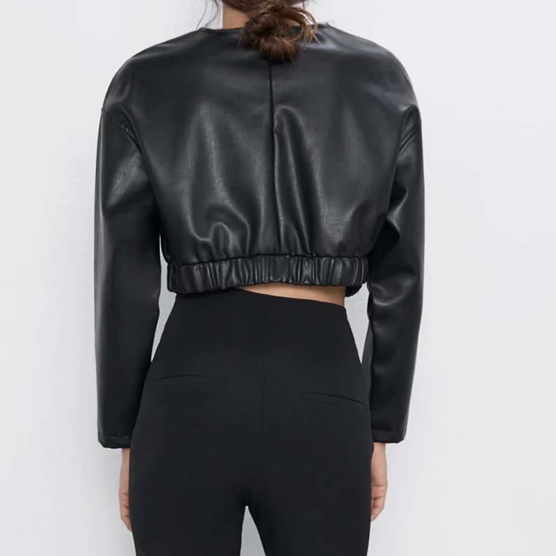 Женская короткая блузка из искусственной кожи однотонная черная с круглым