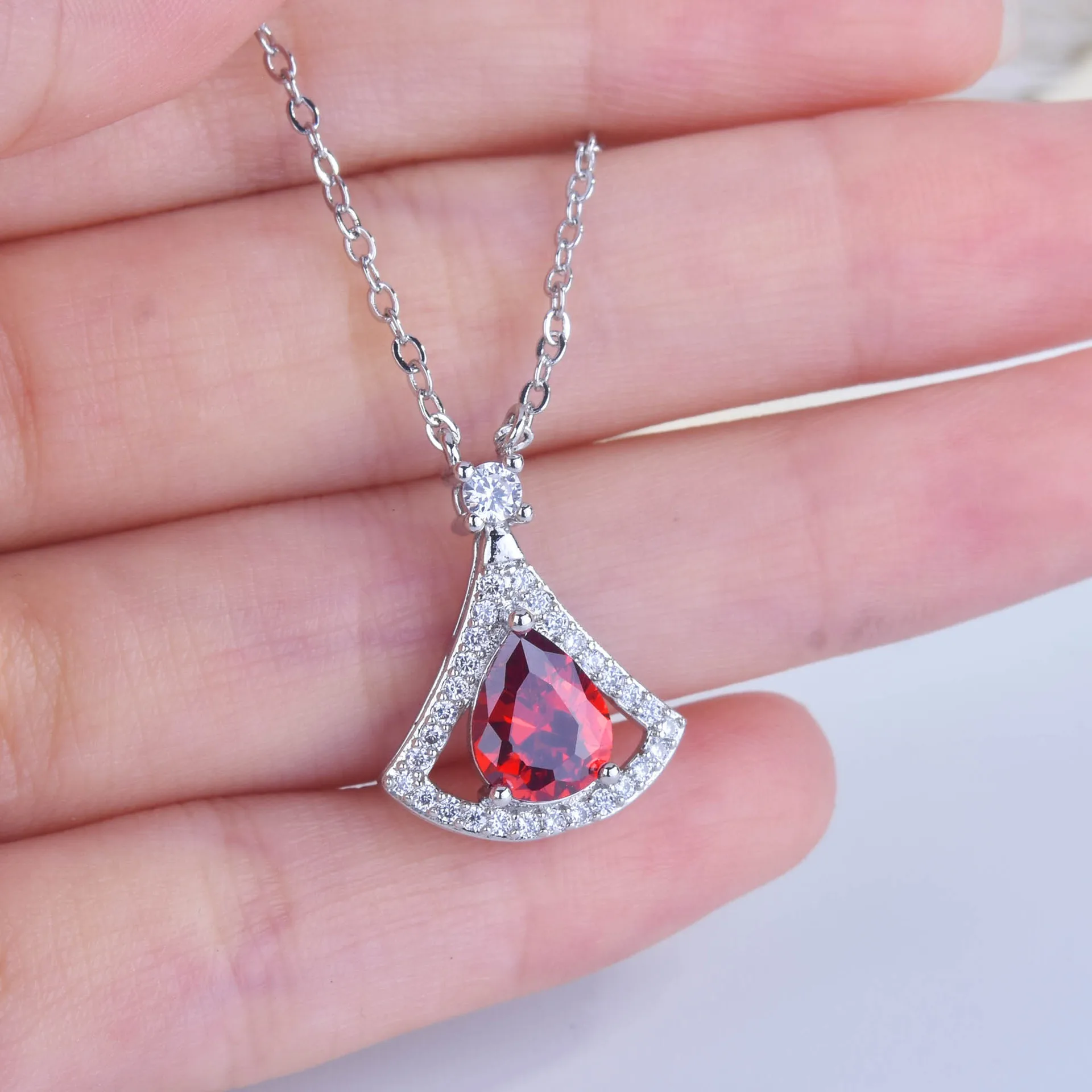 

Foydjew New Garnet Zircon Small Skirt Pendant Inlaid Full Diamond Simulation Pigeon Blood Red Gemstone Fan-shaped Necklace