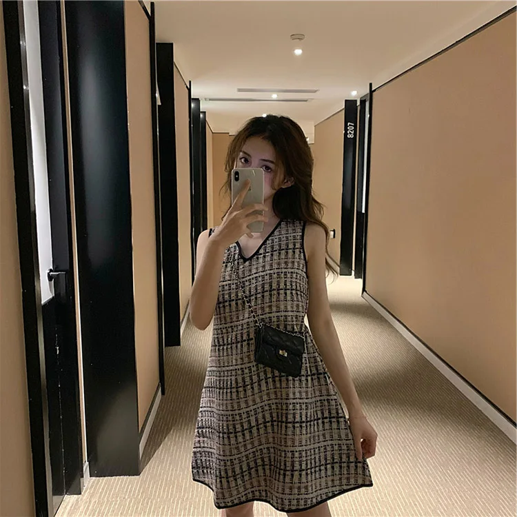 

Seaside beach skirts in Sanya are thin, vest, large size, French style, and salt, sweet and loose dress.