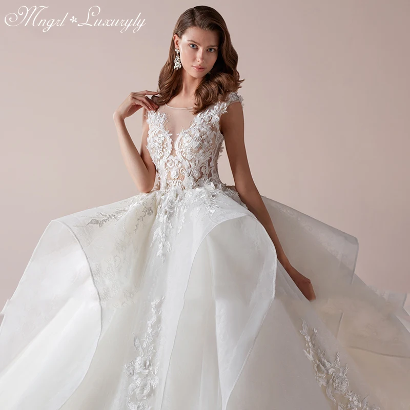 

Luxury Wedding Dresses O Neck Sleeveless 3D Three-dimensional Applique Charming Gowns Layered Court Train vestido de noiva