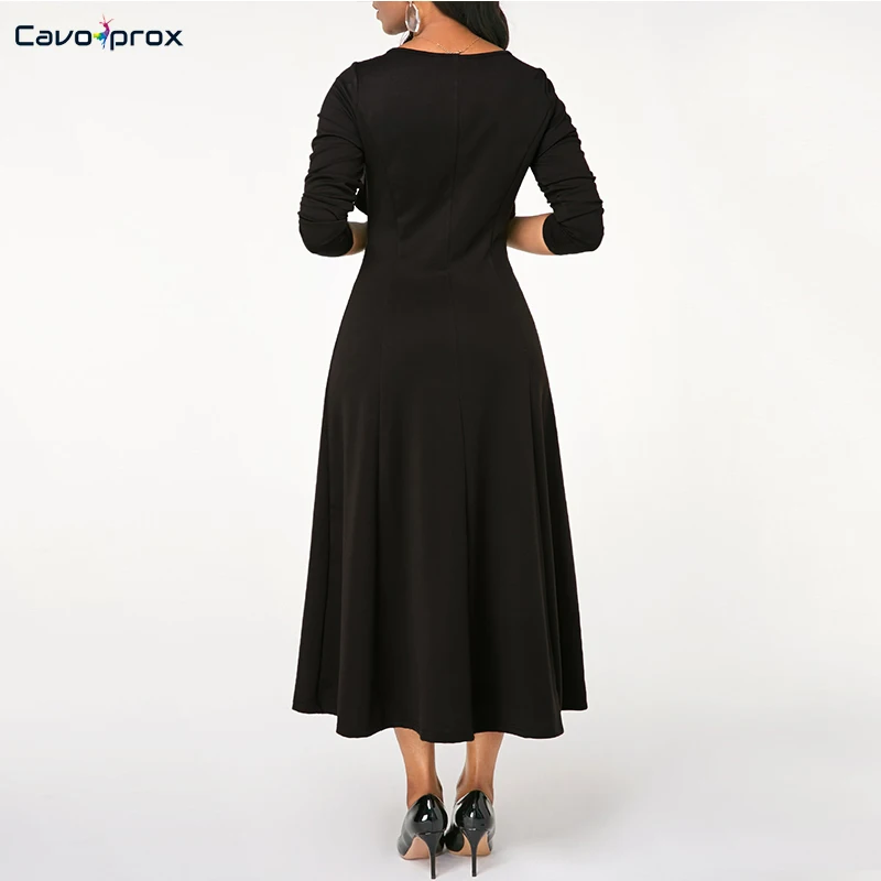 Женское платье с круглым вырезом и цветными блоками украшенное стразами офисное