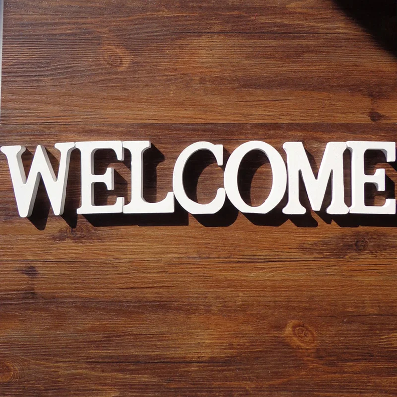 С изображением белого деревянного пола на английском языке числа буквы алфавита