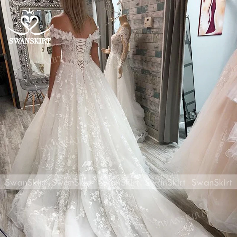 Свадебное платье swansara K175 с объемными цветами открытыми плечами и аппликацией из