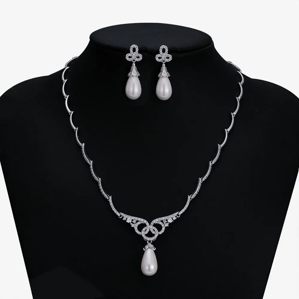 Женский комплект свадебных украшений Классический из колье и серёг с фианитом