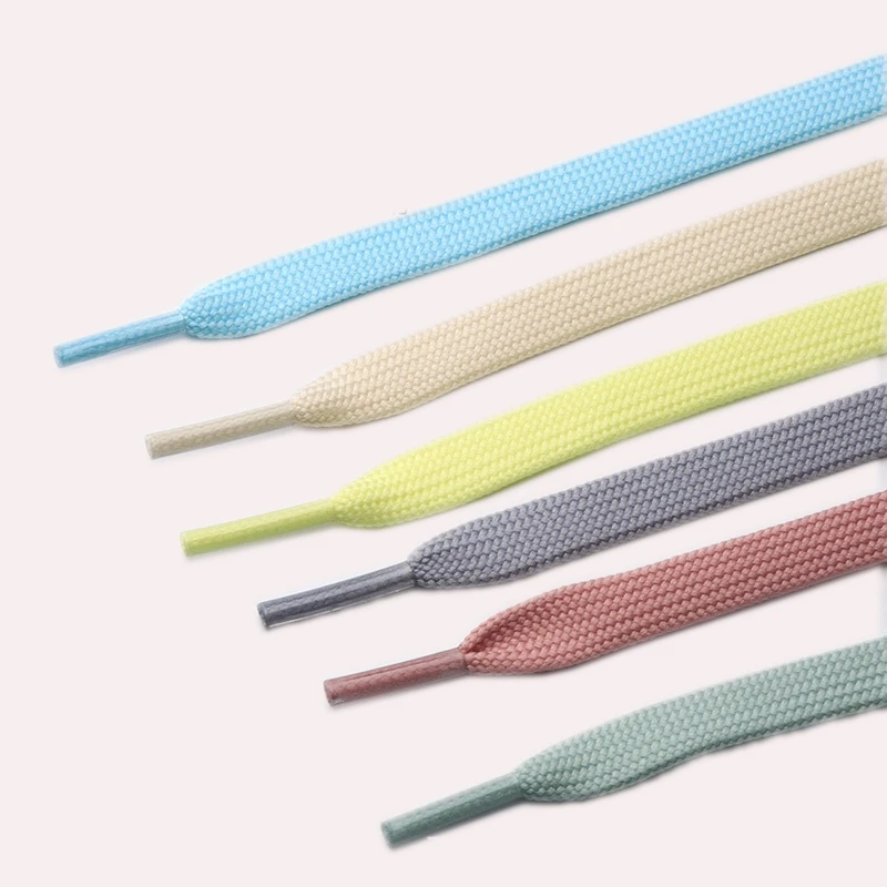 

Кроссовки на плоской подошве