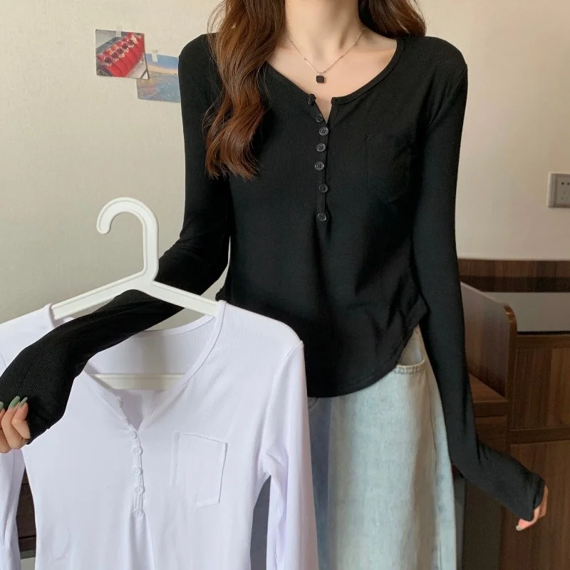 Женская футболка с длинным рукавом белая облегающая V-образным вырезом и для