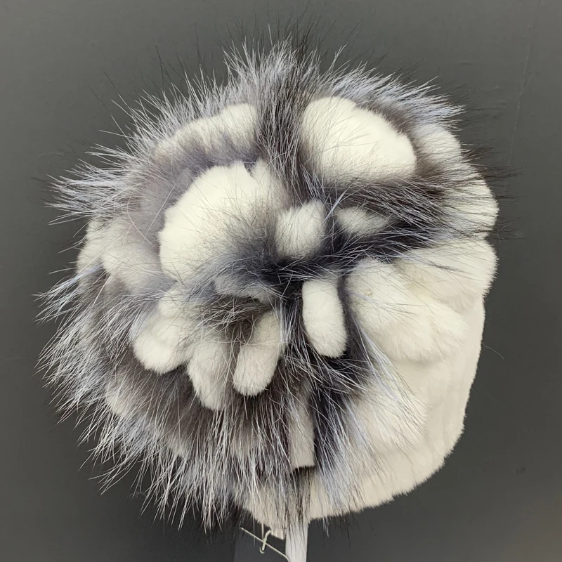 Зимние теплые шапки для женщин стильные белые с цветочным рисунком из