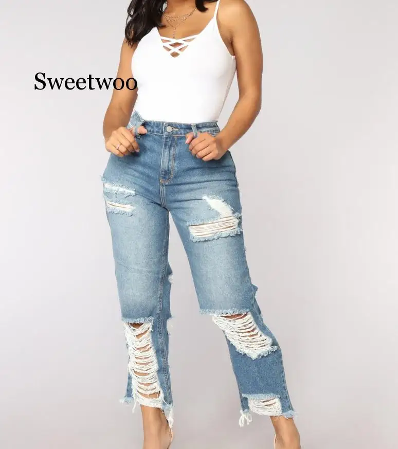 Соблазнительные рваные джинсы с эффектом потертости завышенной талией и
