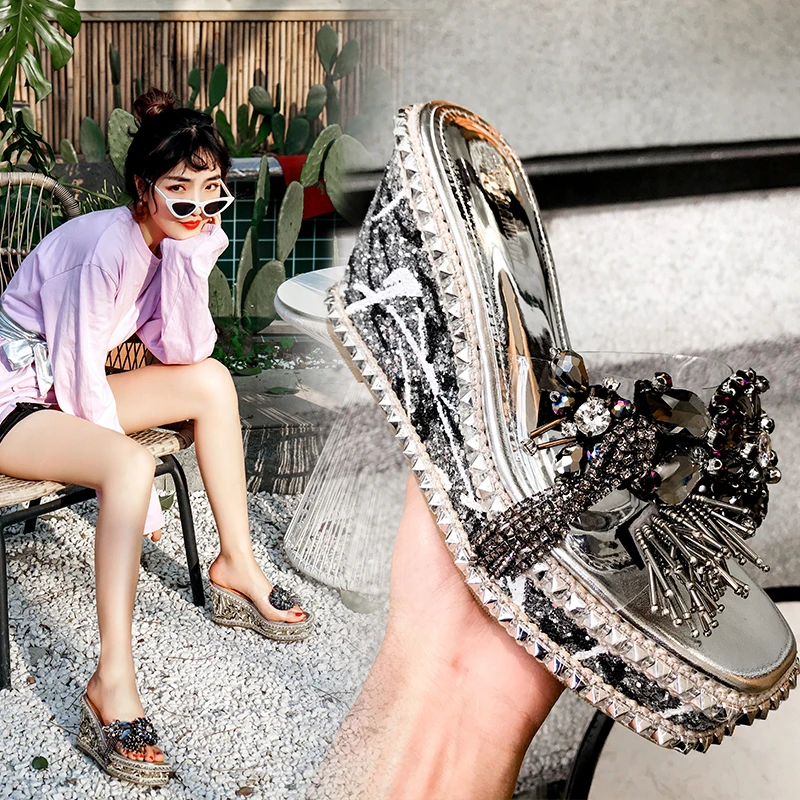 Новинка 2020 года женские босоножки на танкетке сандалии с заклепками блестящие