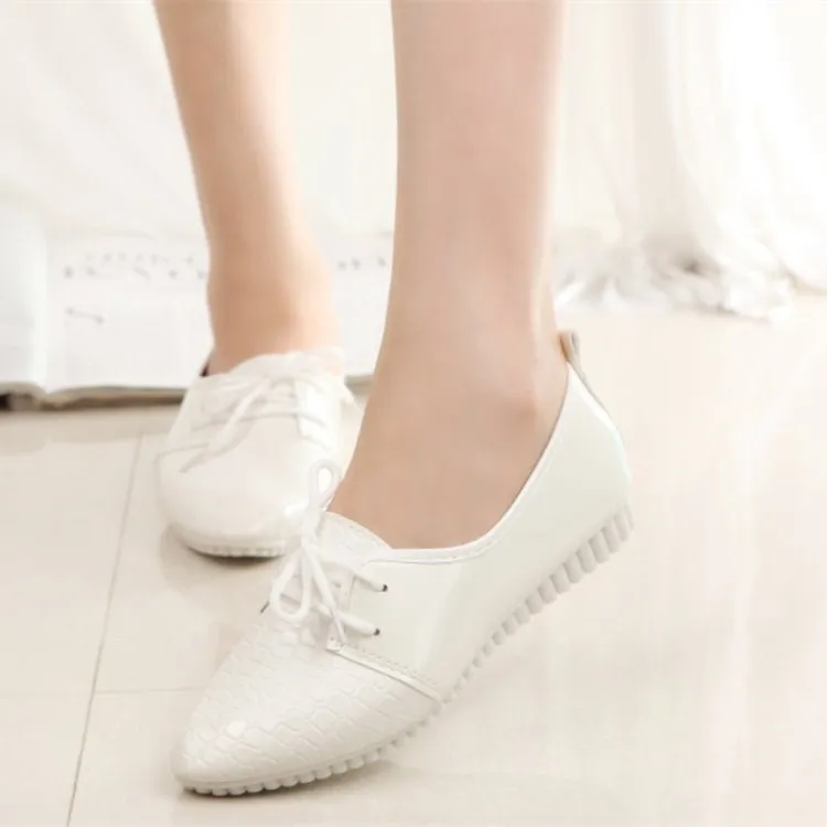 Женские осенние лоферы на шнуровке балетки плоской подошве модные мягкие черные