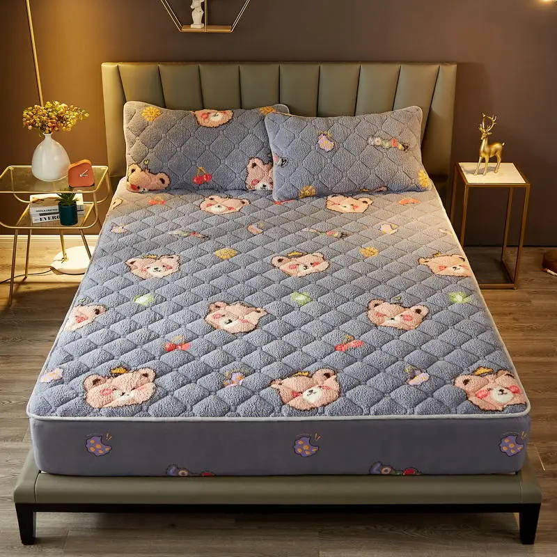 

1 pc Coral Fleece Bed Cover Single Size Plush Mattress Cover For Winter Bear Pattern Quilted Velvet Bedspread Protege matelas