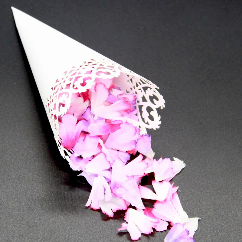 

50Pcs/lot Wedding Holiday Supplies New DIY Sprinkling Flower Hollow Paper Tube White Conical Lace Paper Tube Wedding Party Decor