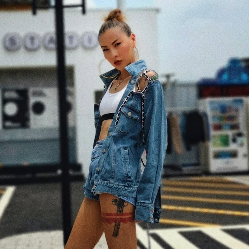 TWOTWINSTYLE с цепочкой, с открытой спиной, сексуальная джинсовая куртка для женщин, воротник с лацканами, длинный рукав, с открытыми плечами, пальто, женская мода, летняя волна