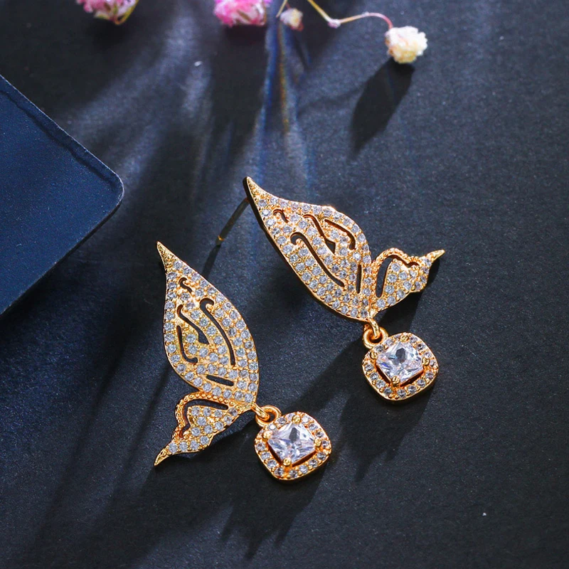 BeaQueen красивая в форме бабочки микро выложенные фианиты желтое золото серьги