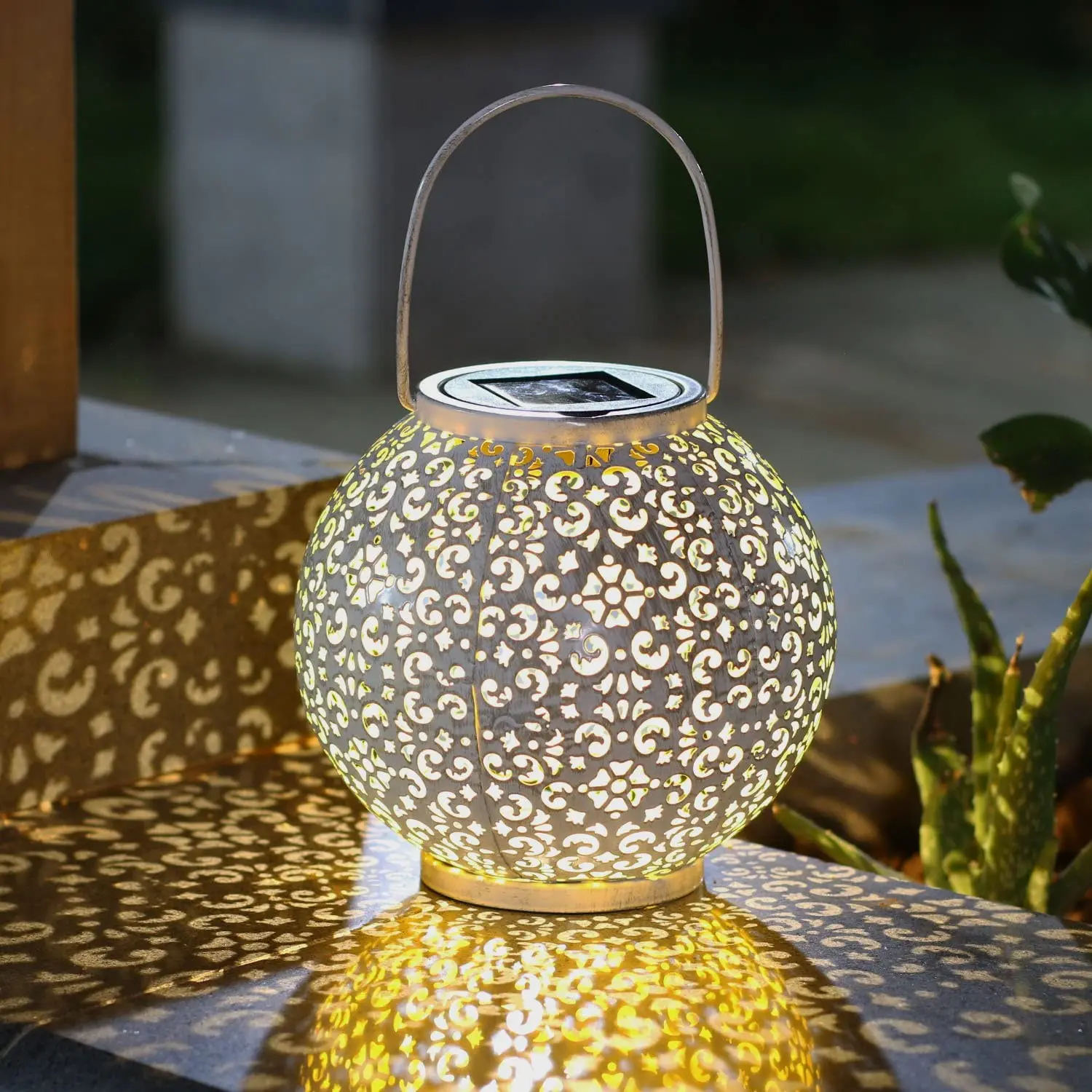 저렴한 3Pcs Solar Hanging Lantern Garden Outdoor Lights Metal Iron Art Hollow Waterproof LED Table Lamp Decorative For Patio Courtyard
