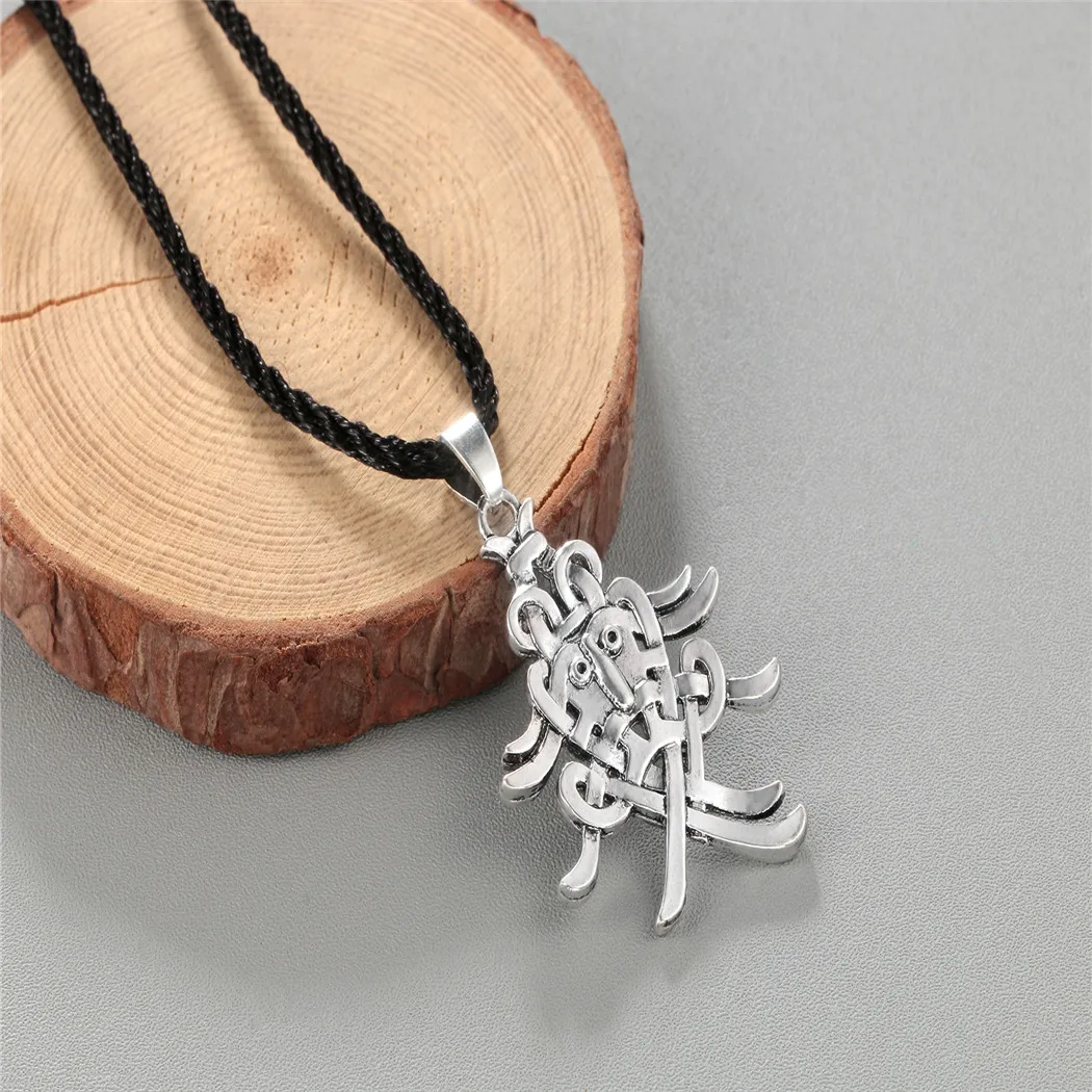 Оригинальное женское колье QIAMNI с подвеской-символом в виде маски яркое