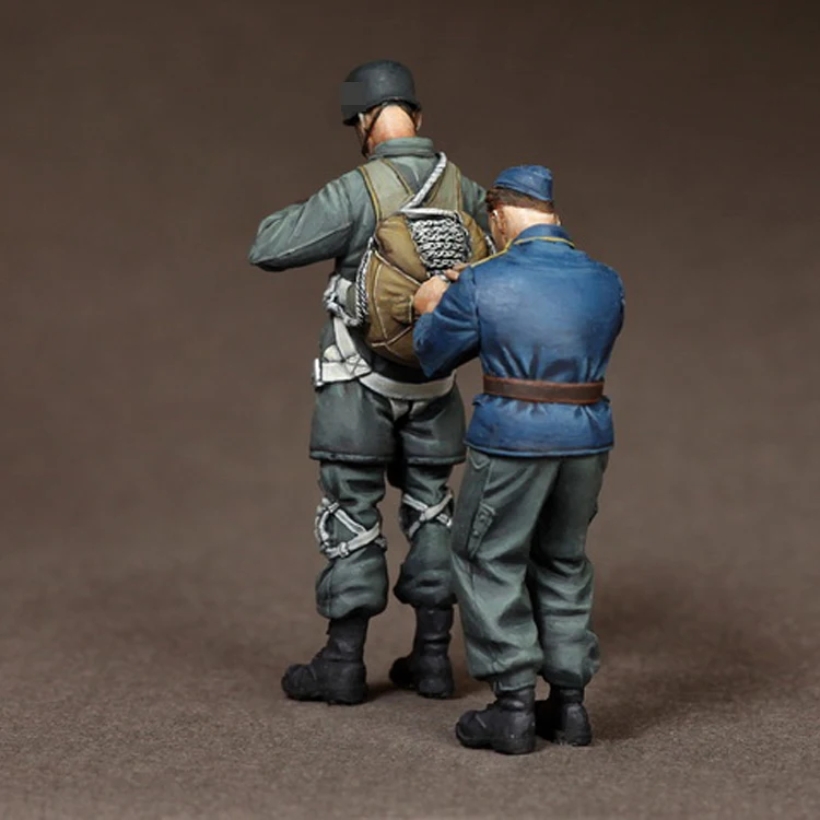 1/35 Fallschirmjagers at the airfield, Resin Model Soldier GK, WWII military theme, Unassembled and unpainted kit