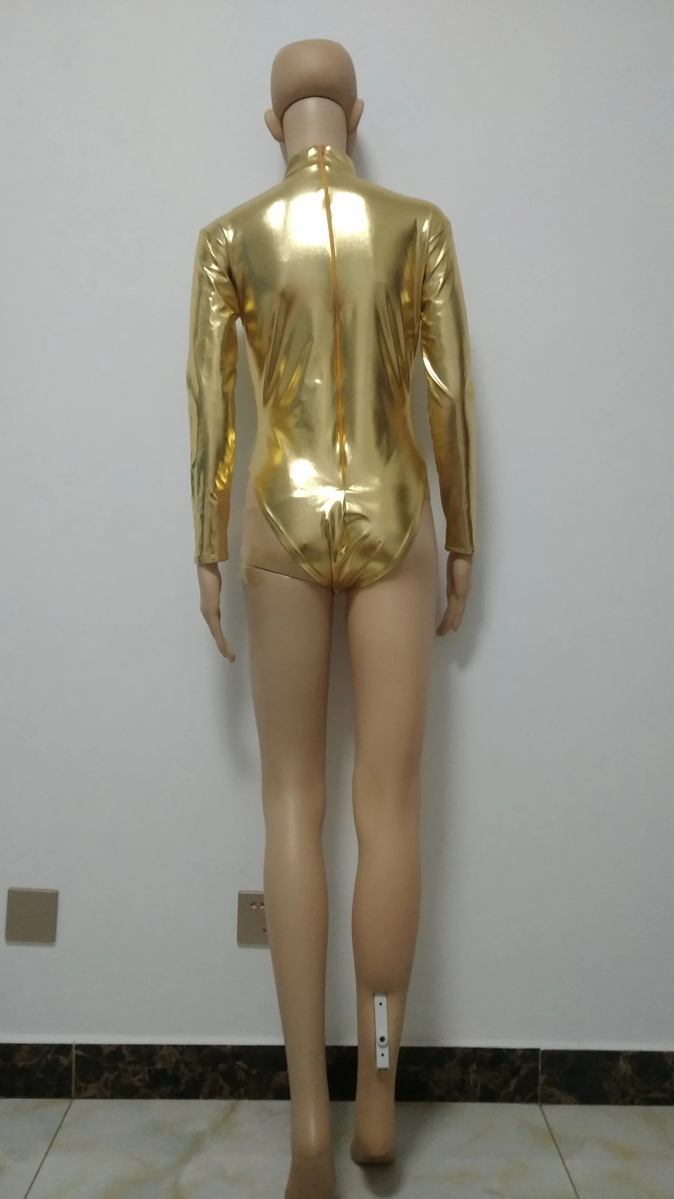 Цвет золотистый пикантные женские блестящие металлик с высоким воротом и