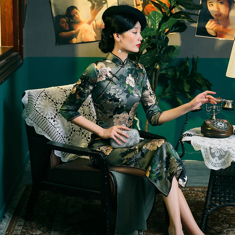 

Новая ветровка в стиле ченсам из четырех аристократических шелковых шоу мисс Цзю Дон в Китае в 2020 году