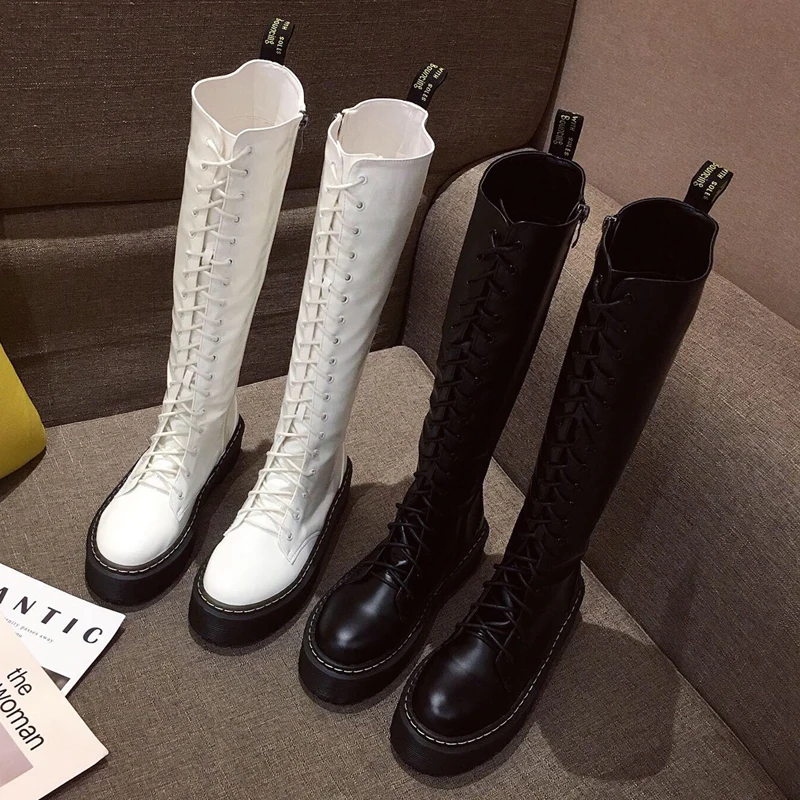 Женские высокие сапоги до колена с круглым носком; ботинки «Martens» в байкерском стиле; обувь для верховой езды на шнуровке; обувь на платформе с боковой молнией; Повседневная шикарная зимняя обувь; большие размеры