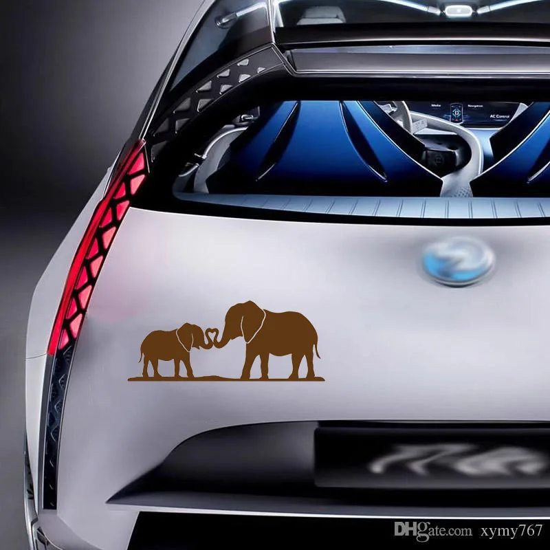 Стильный автомобиль слон мама ребенок нос свернутый вместе семейный дом сердце