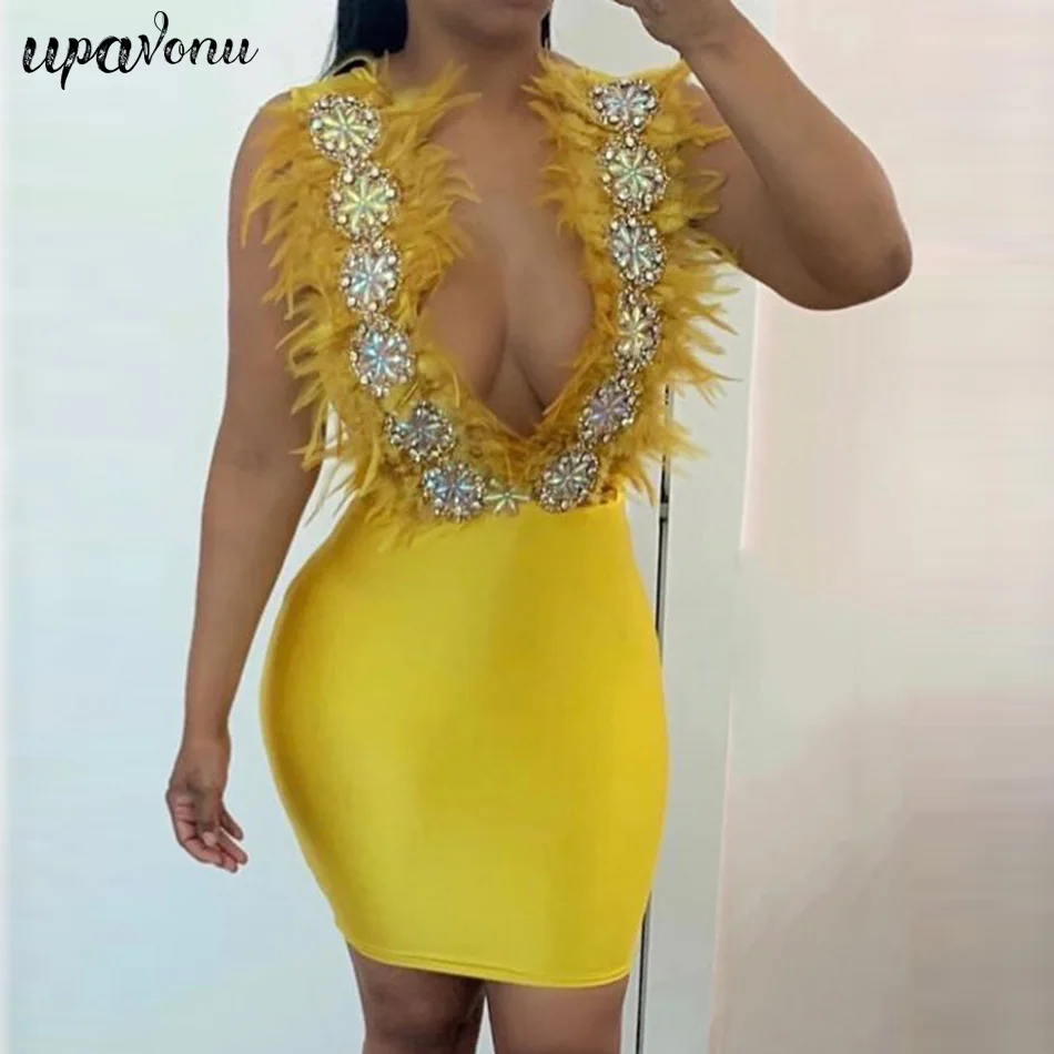 Женское Бандажное платье с перьями элегантное желтое облегающее V-образным