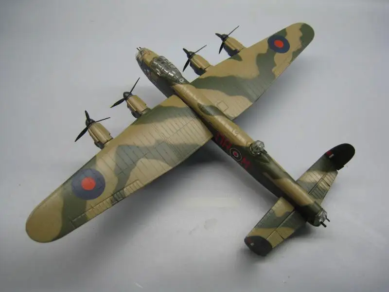 Британский AVRO LANCASTER MK. III 1/144 Готовая модель самолета IXO |
