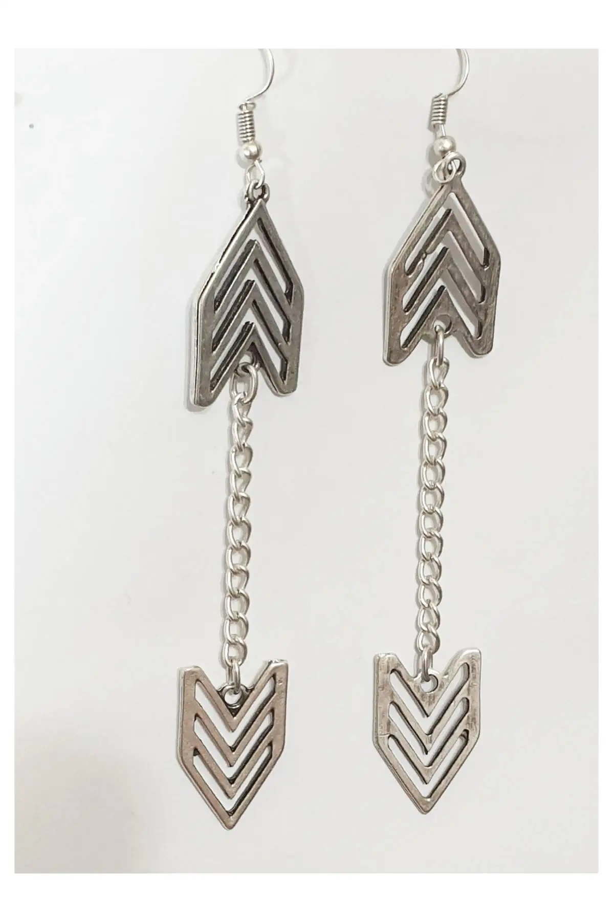 

Посеребренные антикварные висячие серьги с шевронным узором