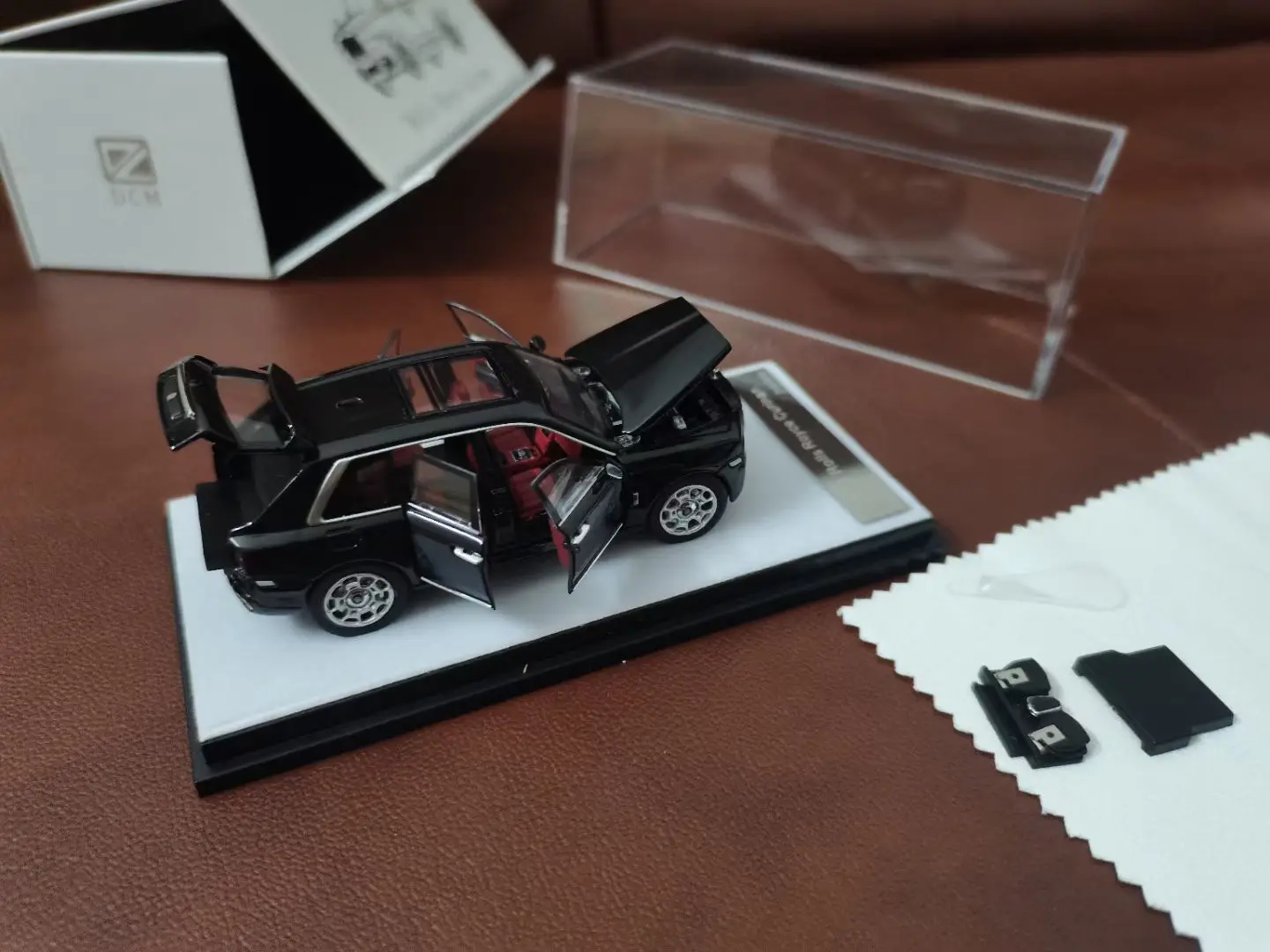 Внедорожник Rolls Royce Curinan масштаб 1/64 литая модель автомобиля 6 дверей открывается в