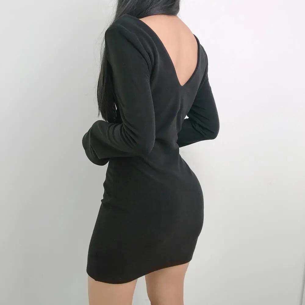 Женское мини платье черное облегающее с треугольным вырезом длинным рукавом и