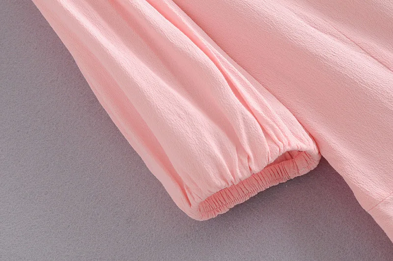 

The New V-necked Hemhol Leaf-side Lantern Sleeve Shirt