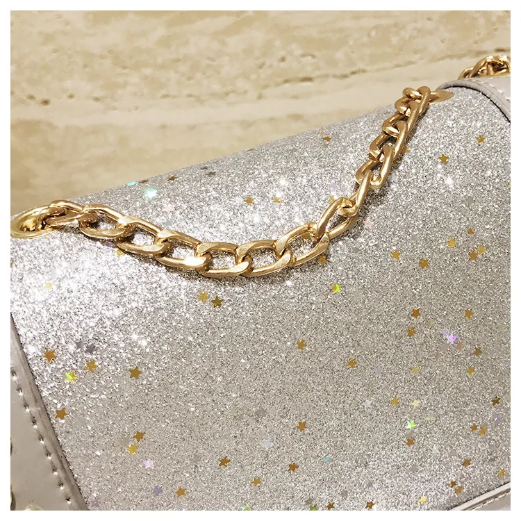 

2020 small A small square bag with sequins is the new fashion trend