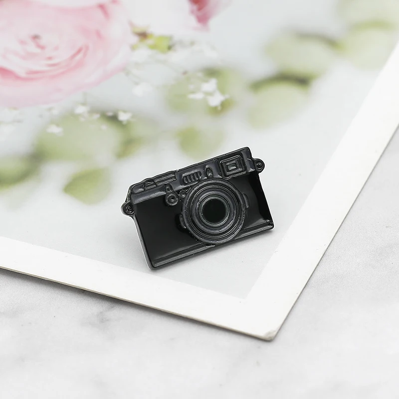 Эмалированная черная брошь с мультяшным изображением цифровой камеры для женщин