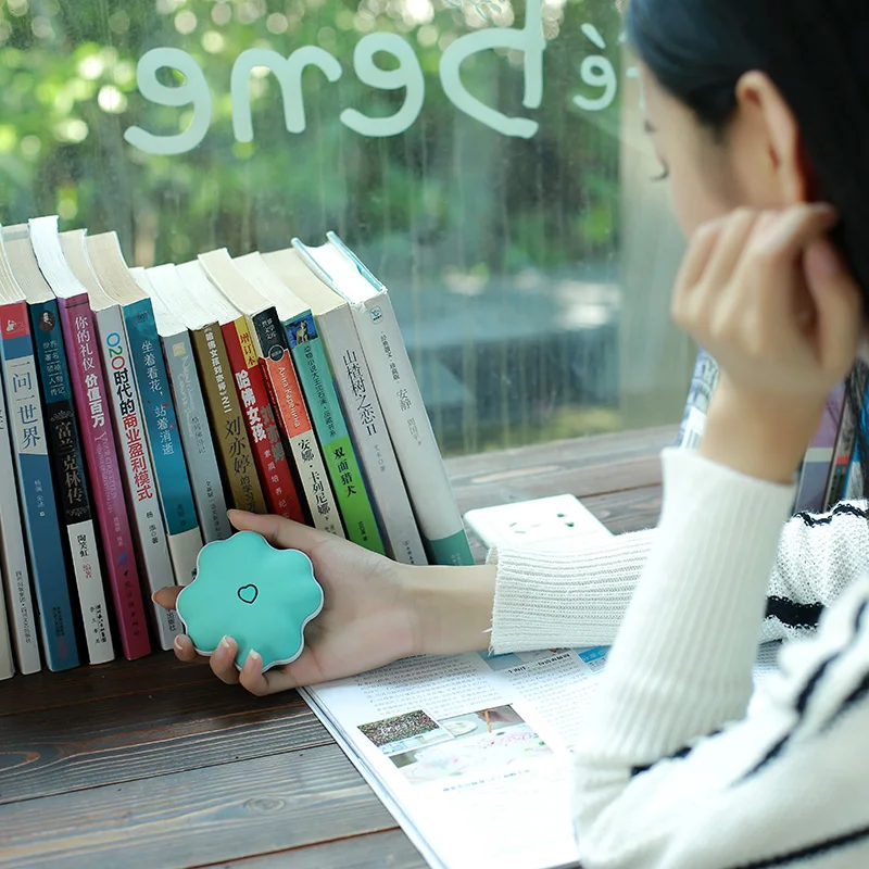 

Portable Hand Warmer Traveling Handy Long Life Ultralight Pocket Electric Heater Four Leaves Clover Shape 4000mAh Power Bank