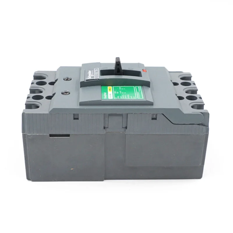 

New in box original brand new circuit breaker types CVS160H TM160D 3P3D LV516478